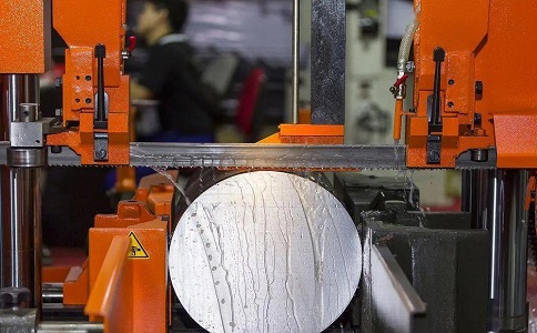 四会立式金属带锯床切削出现跑带故障解决方法！